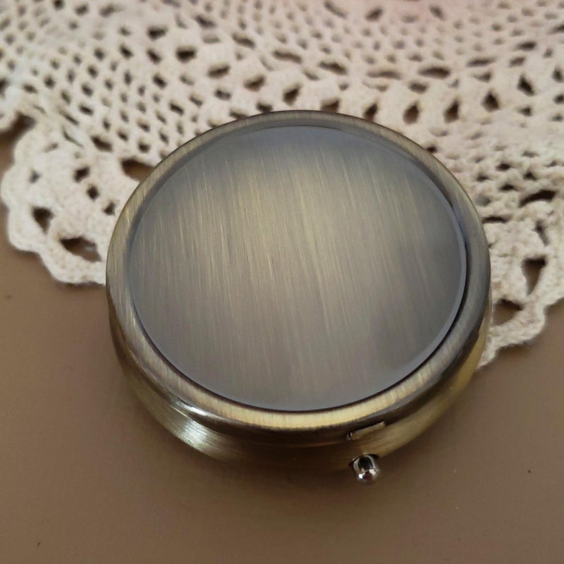 Houder Classy Brass Pill Box - Decorative Pill Case with Gift Box - Carry Your Meds in Style (Round) - Image 4